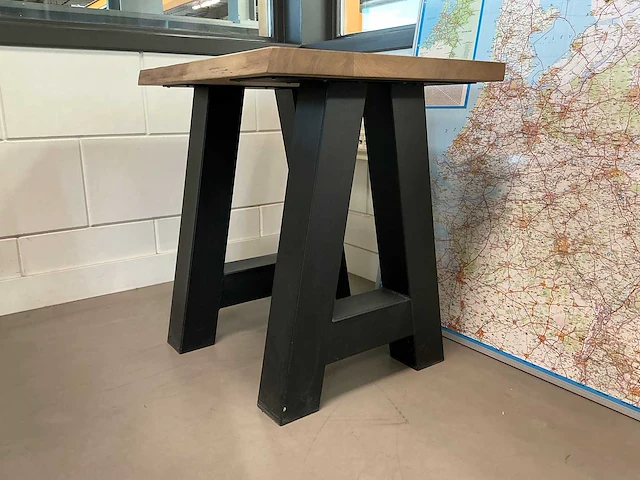 Restauranttafel met stalen onderstel - afbeelding 4 van  4