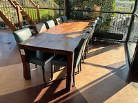 Restauranttafel met stoelen