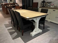 Restauranttafel met stoelen