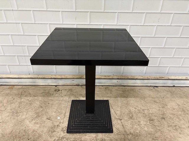 Restauranttafel stalen voet en houten blad (4x) - afbeelding 1 van  5