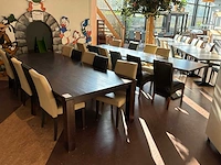Restauranttafels met stoelen