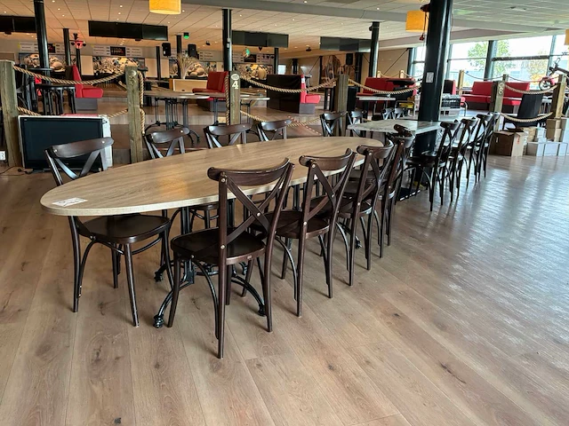 Restauranttafels met stoelen - afbeelding 1 van  12