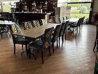 Restauranttafels met stoelen