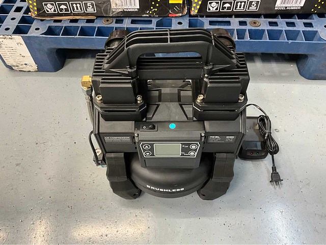 Retourartikelen - 3x hüttenberg h8500 noodstroomaggregaat en 1x compressor dc1080 - afbeelding 4 van  6