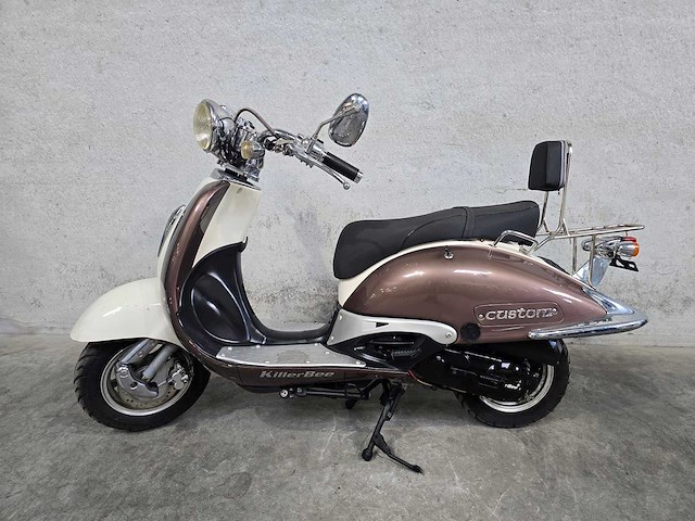 Retro - scooter - 4t - brommer - afbeelding 1 van  6