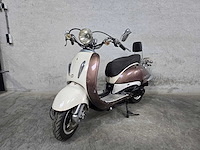 Retro - scooter - 4t - brommer - afbeelding 3 van  6