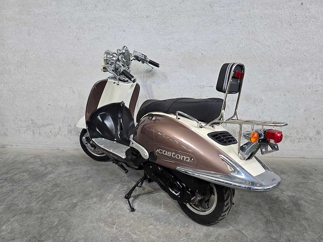Retro - scooter - 4t - brommer - afbeelding 6 van  7