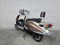 Retro - scooter - 4t - brommer - afbeelding 6 van  7