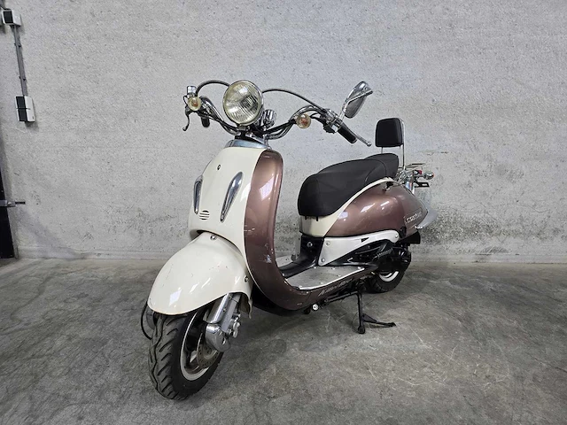 Retro - scooter - 4t - brommer - afbeelding 3 van  7