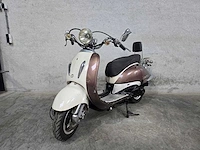 Retro - scooter - 4t - brommer - afbeelding 3 van  7