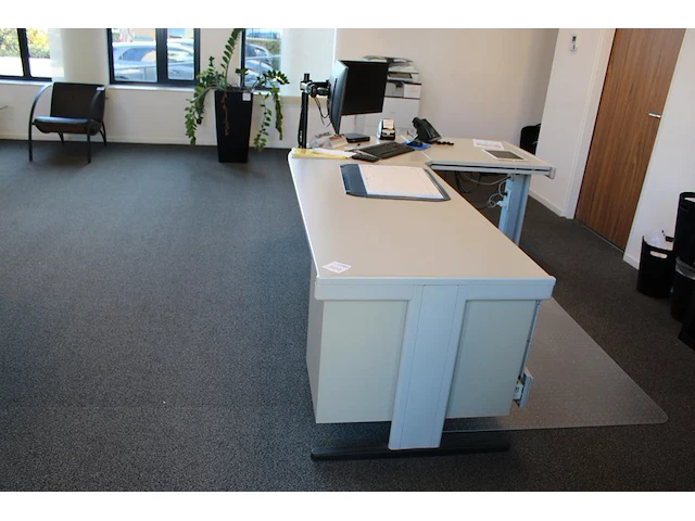 Retro design hoekbureau met vaste ladekast. afmeting 250 x 170 x 73 cm. - afbeelding 1 van  3