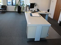 Retro design hoekbureau met vaste ladekast. afmeting 250 x 170 x 73 cm.