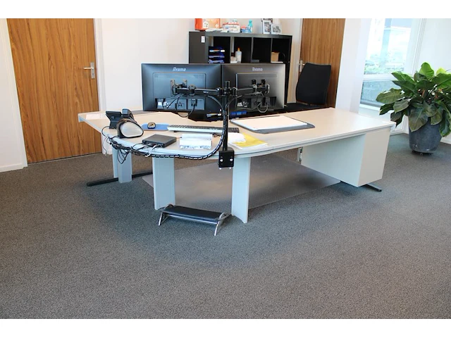 Retro design hoekbureau met vaste ladekast. afmeting 250 x 170 x 73 cm. - afbeelding 2 van  3
