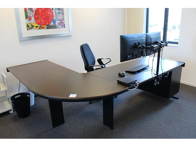 Retro design hoekbureau met vaste ladekast. afmeting 270 x 210. hoogte 74 cm - afbeelding 1 van  3