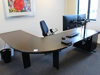 Retro design hoekbureau met vaste ladekast. afmeting 270 x 210. hoogte 74 cm