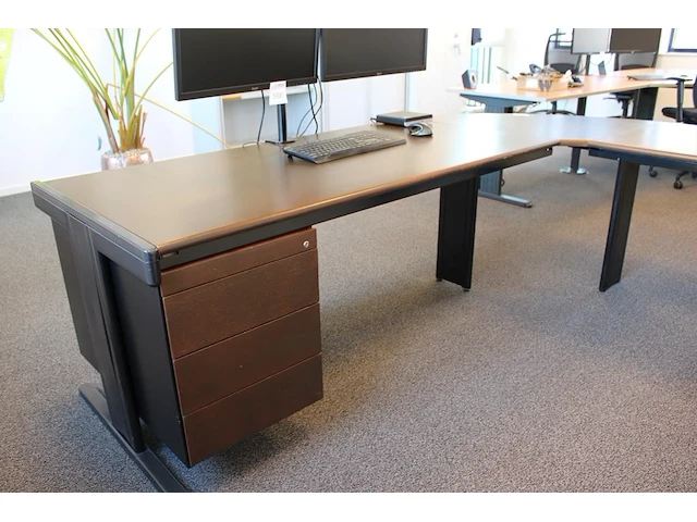 Retro design hoekbureau met vaste ladekast. afmeting 270 x 210. hoogte 74 cm - afbeelding 2 van  3
