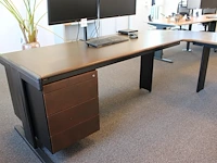 Retro design hoekbureau met vaste ladekast. afmeting 270 x 210. hoogte 74 cm - afbeelding 2 van  3