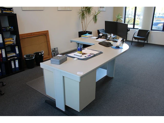 Retro design hoekbureau met vaste ladekast. afmeting250 x 170 x 73 cm. - afbeelding 1 van  3