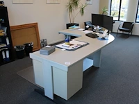 Retro design hoekbureau met vaste ladekast. afmeting250 x 170 x 73 cm.