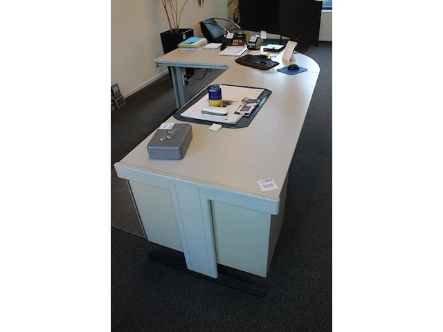 Retro design hoekbureau met vaste ladekast. afmeting250 x 170 x 73 cm. - afbeelding 2 van  3