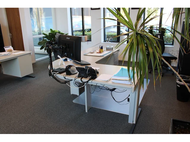 Retro design hoekbureau met vaste ladekast. afmeting250 x 170 x 73 cm. - afbeelding 3 van  3