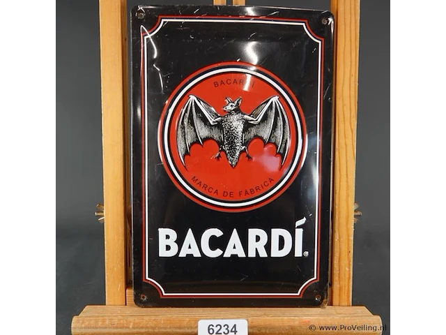Retro metalen wandbord met reliëf van het merk nostalgic-art met het klassieke zwarte bacardi-logo en de iconische vleermuis - afbeelding 1 van  5