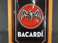 Retro metalen wandbord met reliëf van het merk nostalgic-art met het klassieke zwarte bacardi-logo en de iconische vleermuis