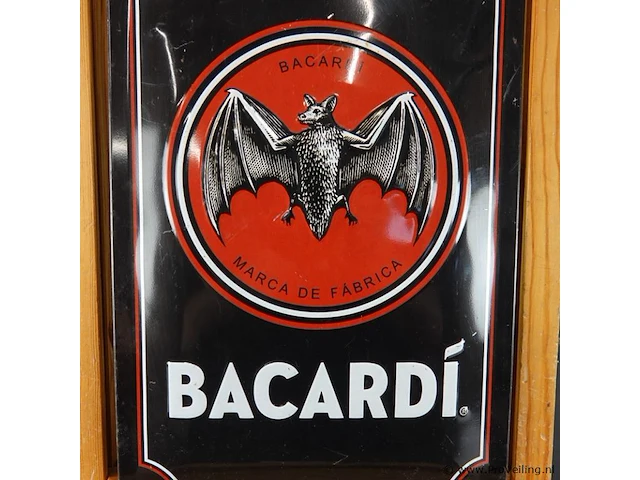 Retro metalen wandbord met reliëf van het merk nostalgic-art met het klassieke zwarte bacardi-logo en de iconische vleermuis - afbeelding 2 van  5