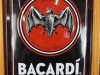 Retro metalen wandbord met reliëf van het merk nostalgic-art met het klassieke zwarte bacardi-logo en de iconische vleermuis - afbeelding 2 van  5