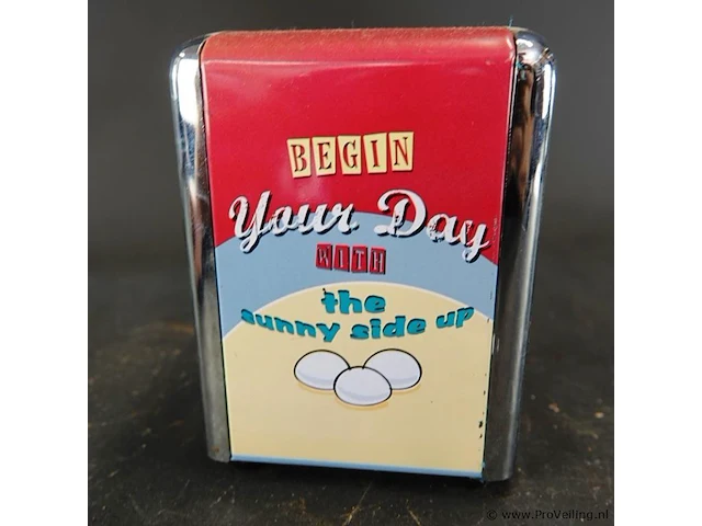 Retro servettendispenser met een jaren 50-stijl en een opdruk met eieren en de tekst "begin your day the sunny side up" - afbeelding 3 van  6