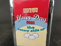 Retro servettendispenser met een jaren 50-stijl en een opdruk met eieren en de tekst "begin your day the sunny side up" - afbeelding 3 van  6