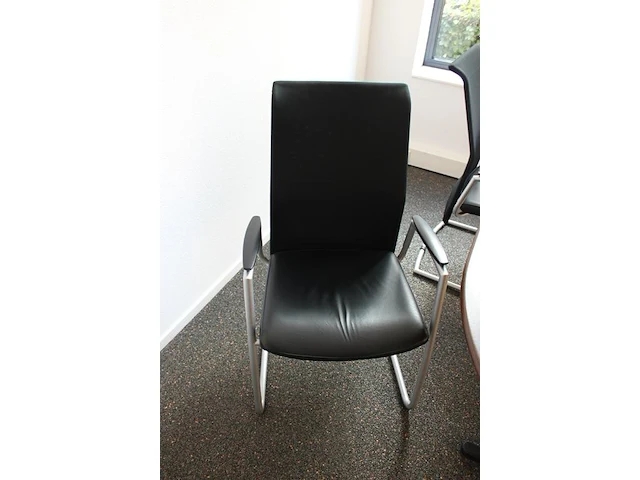 Retro vergadertafel met vier sledestoelen. afmeting tafel 240 x 120 cm. hoogte 75 cm - afbeelding 3 van  4