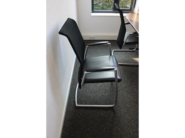 Retro vergadertafel met vier sledestoelen. afmeting tafel 240 x 120 cm. hoogte 75 cm - afbeelding 4 van  4