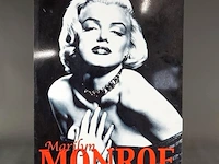 Retro wandbord met een zwart-witportret van marilyn monroe