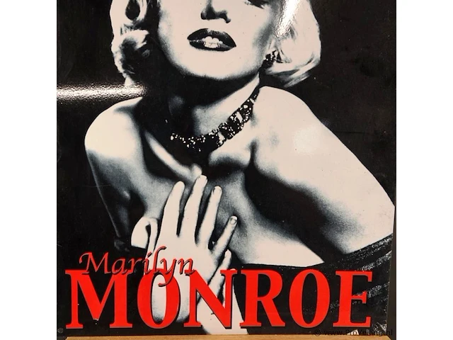 Retro wandbord met een zwart-witportret van marilyn monroe - afbeelding 3 van  5