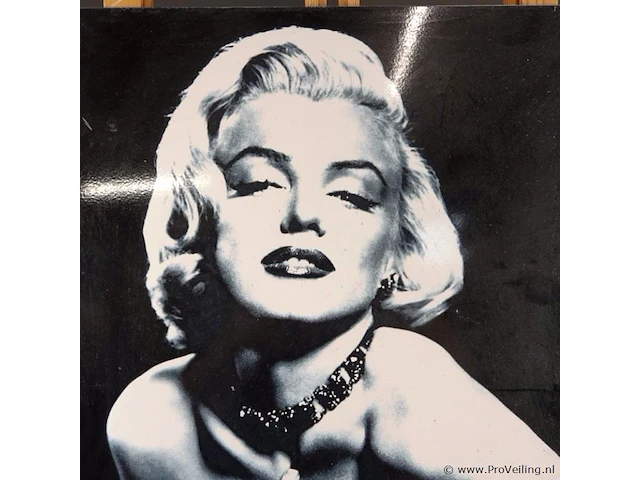 Retro wandbord met een zwart-witportret van marilyn monroe - afbeelding 4 van  5