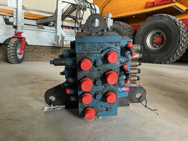 Rexroth 3-voudig hydraulisch stuurventiel - afbeelding 1 van  2