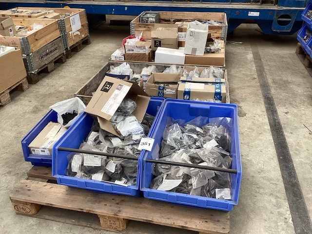 Reynaers, sobinco partij diverse sluitwerk onderdelen - afbeelding 12 van  39