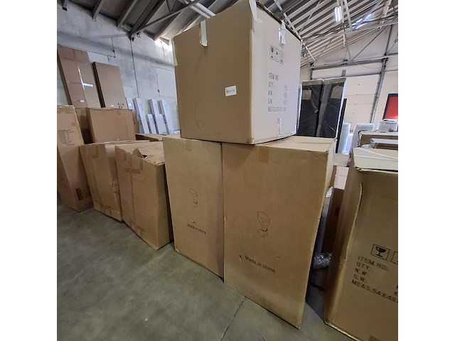 Rgb led set bestaande uit 2x kruk 57x50x107 en 1x tafel 61x61x61, 2025 - afbeelding 3 van  3