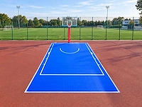 Rhino-cross basketbal veld met basketbal standaard