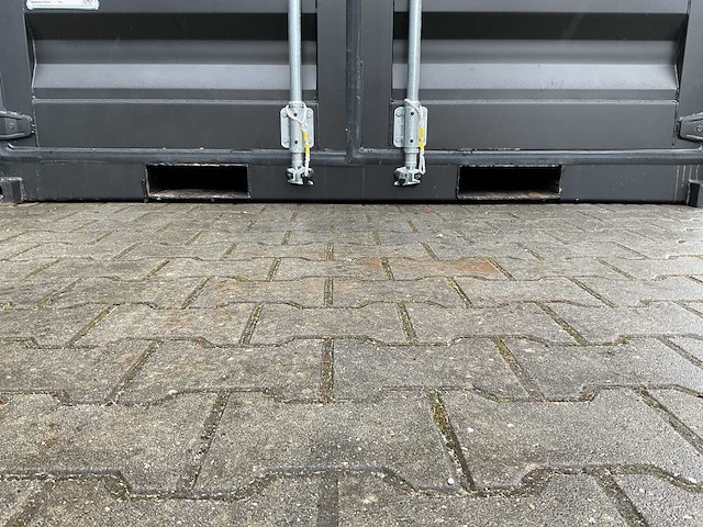 Rhino-cross-containers 12ft mini container met deur en raam - afbeelding 13 van  17
