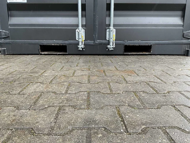 Rhino-cross-containers 12ft mini container met deur en raam - afbeelding 16 van  17