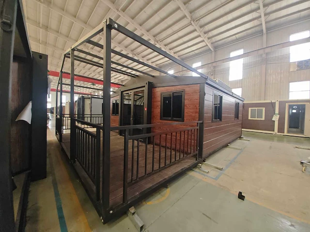 Rhino houses 20ft balcony donker houttiny house - afbeelding 17 van  22