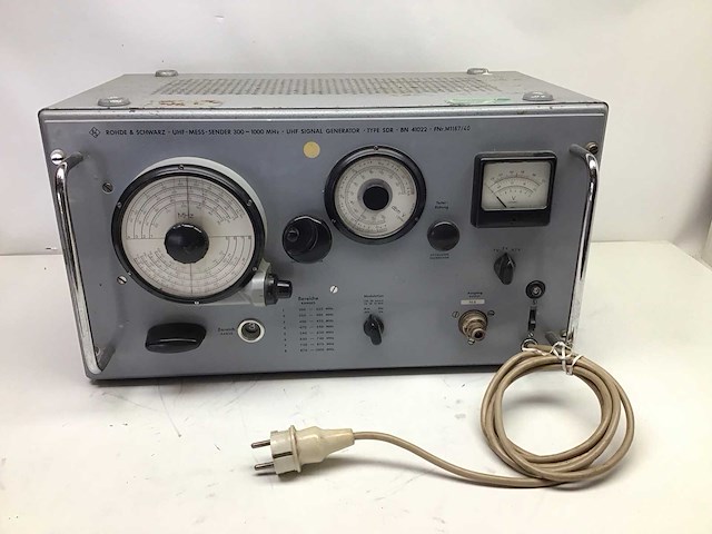 Rhode & schwarz uhf-mess sender 300 signaal generator - afbeelding 1 van  7