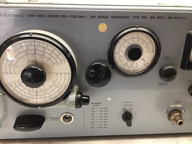 Rhode & schwarz uhf-mess sender 300 signaal generator - afbeelding 7 van  7