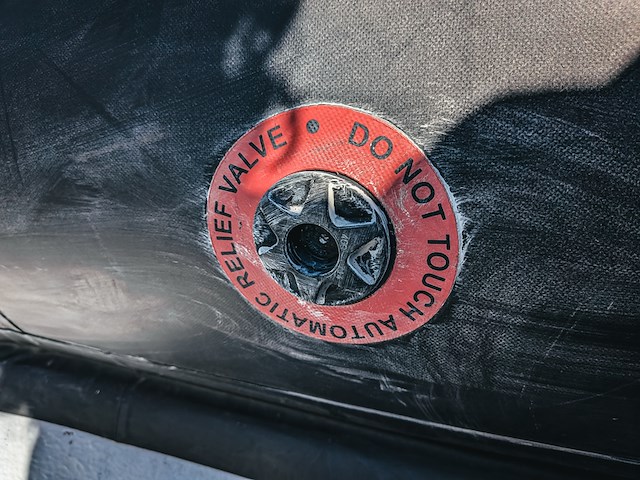 Rib boot, narwhal, hd 580, met buitenboordmotor, honda bf100 op boottrailer, pega 1150 - afbeelding 18 van  54