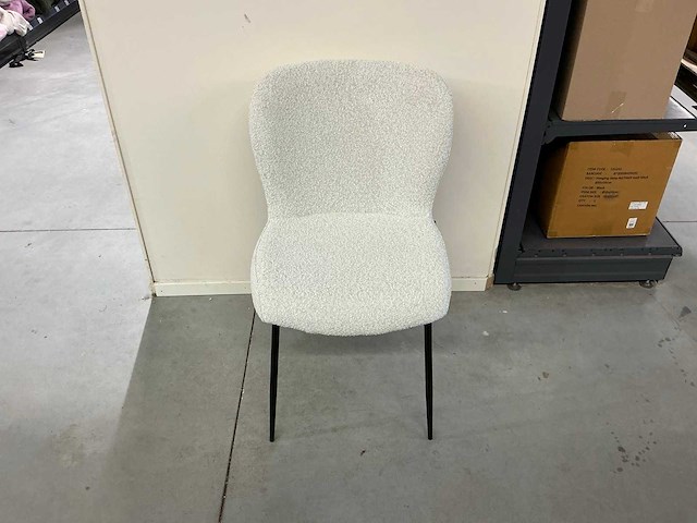 Richmond interiors darby white bouclé dining chair (4x) - afbeelding 2 van  3