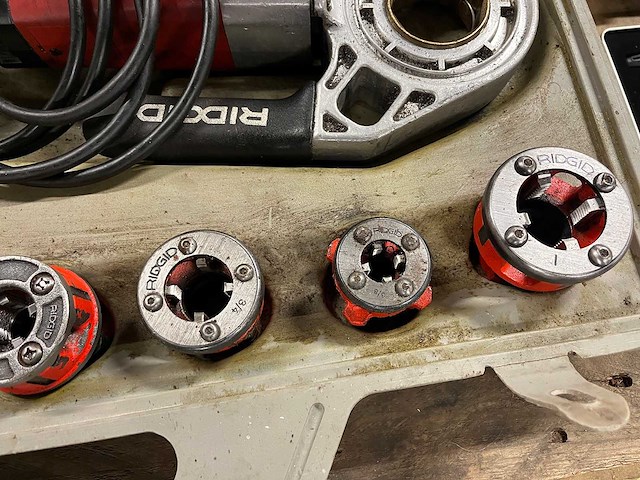 Ridgid - model 600 - draadsnijmachine met 6 draadsnijkoppen - afbeelding 4 van  6