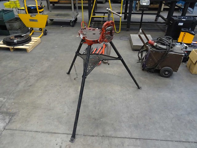 Ridgid - no 40 a tristand - pionierwerkbank met openslaande pijpenklem - afbeelding 1 van  3