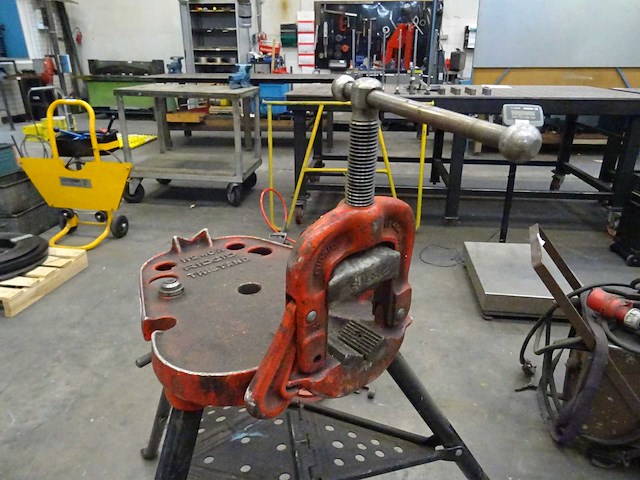 Ridgid - no 40 a tristand - pionierwerkbank met openslaande pijpenklem - afbeelding 2 van  3